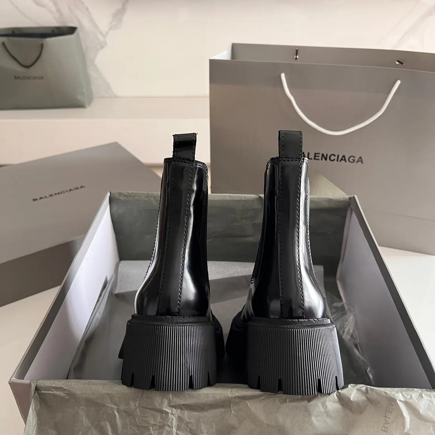 👟👟Ex-factory price 700👟👟 BALENCIAGA# Balenciaga's new big-toe derby shoes TRACTOR big-toe derby shoes loafers👞 Original medium-gloss open-edge beaded cowhide. Restrained and stylish. Matching the brand logo on the shoe cover. The rhythm of closing your eyes. The lining and feet are made of black silk cowhide. The texture is soft and delicate. The gear-shaped rubber outsole is 5cm higher. Size: 35-40 (customization of 40 pieces is not returnable)